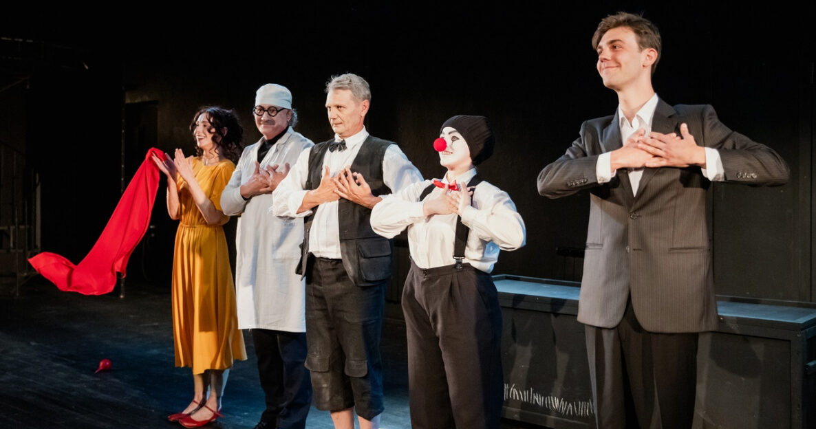 В Барнауле прошла премьера уникального спектакля с участием слабослышащих актеров