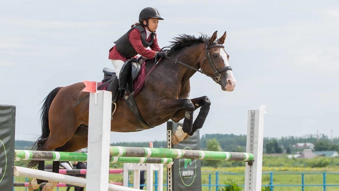 Спортсменка из Барнаула завоевала серебро на первенстве Сибири по конному спорту
