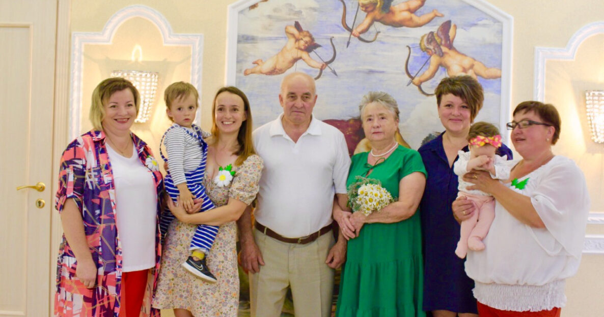 Супругов Центрального района Барнаула поздравили в День любви, семьи и верности