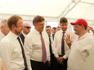 Договоры на поставку транспортеров алтайской компании «СиСорт» заключили на агрофоруме «День сибирского поля»