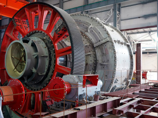 На Рубцовской обогатительной фабрике в Алтайском крае идет монтаж нестандартной мельницы
