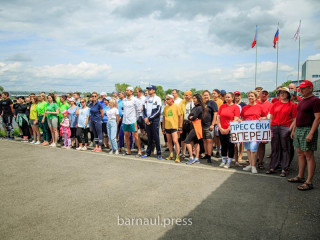 Более 60 человек приняли участие в Кубке журналистов Алтайского края по гребле на лодках «Дракон»