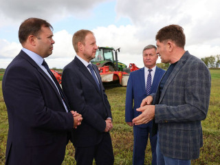 Губернатор Алтайского края Виктор Томенко посетил хозяйство «Вирт» Целинного района