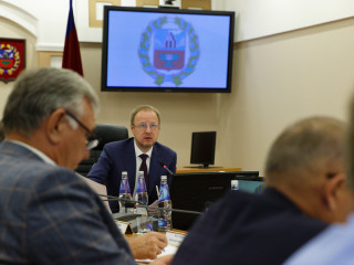 На заседании Правительства Алтайского края рассмотрены законодательные инициативы, которые внесены на августовскую сессию АКЗС