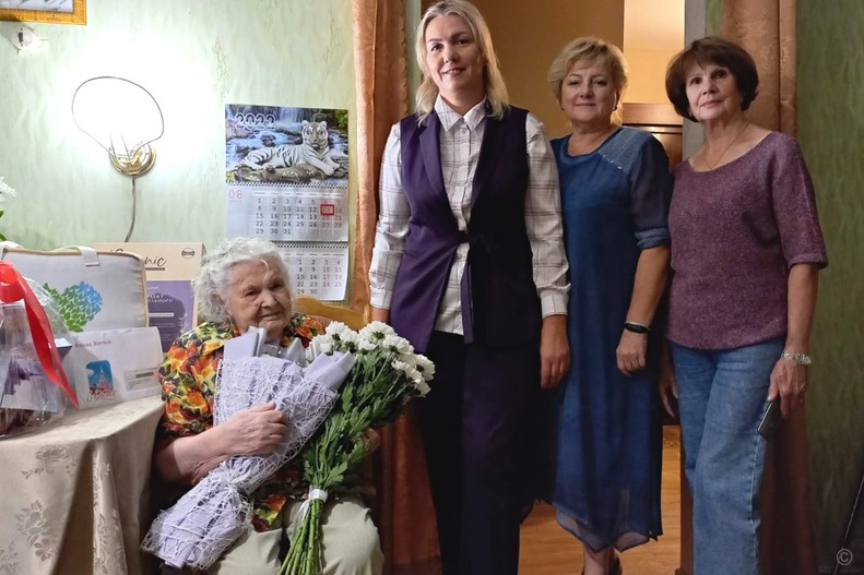 100 лет исполнилось жительнице Октябрьского района, труженице тыла Хмелевской Клавдии Васильевне