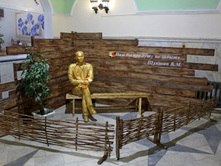 Арт-зону со скульптурой Василия Шукшина обустроили на железнодорожном вокзале столицы Алтайского края