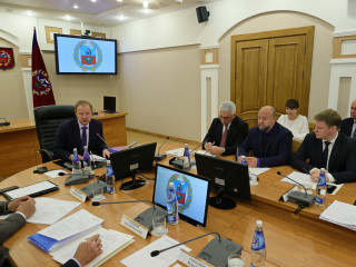 На заседании Правительства Алтайского края рассмотрены законодательные инициативы, внесенные на очередную сессию АКЗС