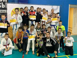 Юные алтайские спортсмены завоевали 26 медалей на межрегиональном турнире «Детская лига карате»