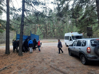 В рамках экологической акции в Павловском районе Алтайского края студенты и лесники вывезли 22 мешка мусора