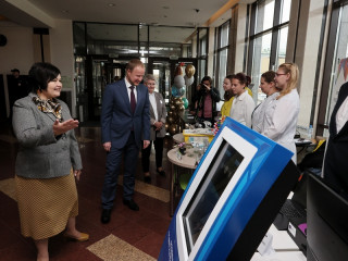 Губернатор Алтайского края Виктор Томенко вручил награды педагогам на торжественном мероприятии, посвященном Дню учителя