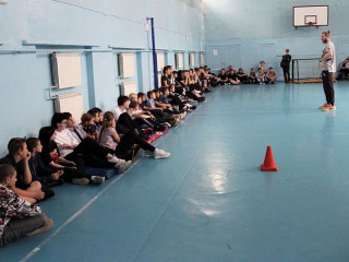 Мастер-класс для школьников Барнаула провел алтайский баскетболист Вячеслав Ворончихин