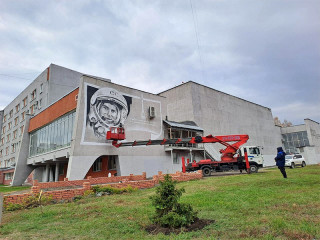 На здании Алтайского государственного университета появится изображение космонавта Германа Титова