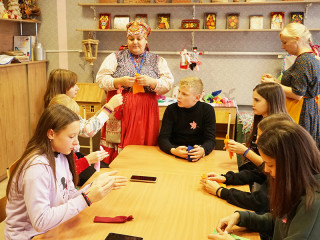 Участники «Университетской смены» познакомились с русскими народными традициями и посетили игру хоккейной команды «Динамо-Алтай»