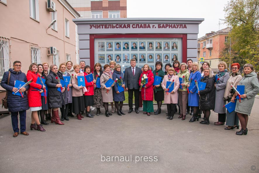 В Барнауле открыли обновленную Доску Почета педагогов