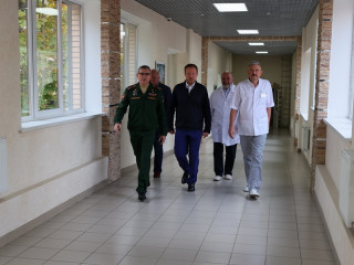 Губернатор Виктор Томенко в московском госпитале встретился с проходящими лечение военнослужащими из Алтайского края