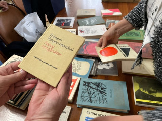 Подборку книг писателей-шестидесятников получил в дар Государственный музей истории литературы, искусства и культуры Алтая
