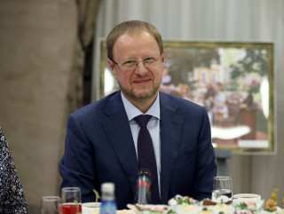 Губернатор Алтайского края Виктор Томенко встретился с многодетными семьями региона в преддверии Дня матери