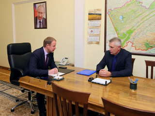 Губернатор Алтайского края Виктор Томенко провел рабочую встречу с главой Мамонтовского района Сергеем Волчковым