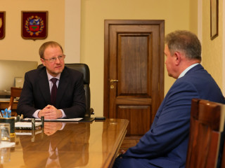 Губернатор Алтайского края Виктор Томенко провел рабочую встречу с главой Петропавловского района Сергеем Козликиным