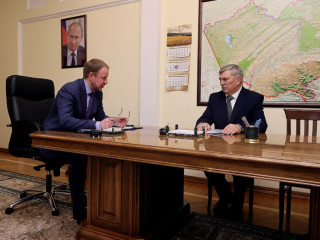 Губернатор Алтайского края Виктор Томенко провел рабочую встречу с и. о. главы Хабарского района Владимиром Бусыгиным