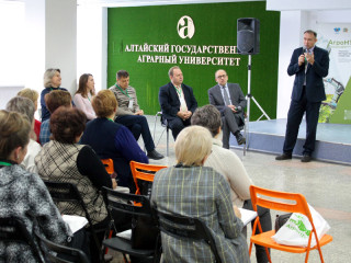 Учителей 14 районов Алтайского края познакомили с цифровыми технологиями, применяемыми в современном сельском хозяйстве
