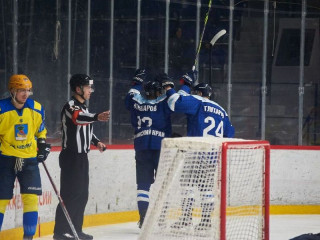 Алтайские хоккеисты продолжили победную серию в домашних играх первенства Высшей лиги