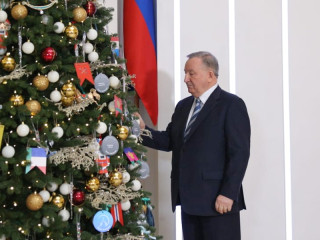 Сенатор РФ Александр Карлин исполнит мечты детей из Алтайского края и ЛНР