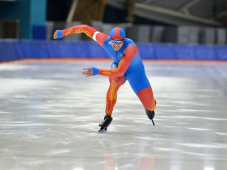 Алтайский конькобежец лидирует по итогам первого дня чемпионата России по многоборью