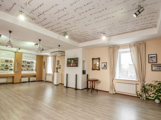 Почти 12 тысяч человек воспользовались возможностями мультимедиагида в Мемориальном музее Роберта Рождественского в Алтайском крае в 2022 году