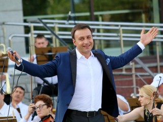 Баритон Владислав Косарев представит в Барнауле программу «Песня. Любовь. Кино»