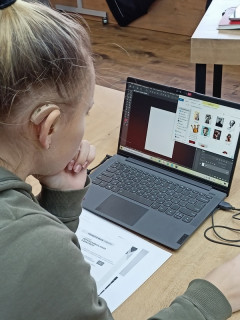 В рамках проекта «Навыки XXI века» более 80 детей с патологией слуха из трех городов Алтайского края овладели навыками графического дизайна