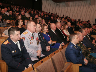 В День защитника Отечества Губернатор Алтайского края передал «Золотую Звезду» Героя России родителям алтайского военнослужащего