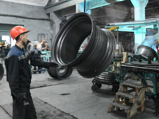 На Барнаульском заводе мехпрессов выпустили первые образцы новой продукции, позволяющей повысить производительность сельхозтехники