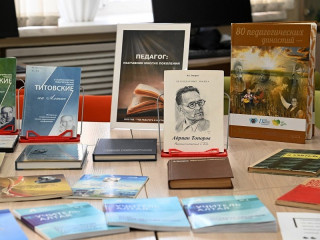 В Барнауле работает выставка «Педагог: наставник многих поколений»