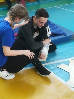 Ученики пяти школ столицы Алтайского края стали участниками соревнования по оказанию первой помощи