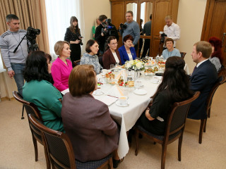 В преддверии Международного женского дня Губернатор Алтайского края Виктор Томенко провел встречу с активистками Союза женщин России и женами военнослужащих