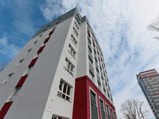 Губернатор Алтайского края Виктор Томенко поздравил с новосельем жильцов дома, построенного в рекордные сроки