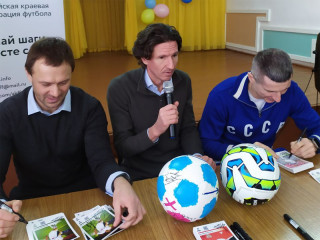 Известные российские спортсмены в рамках проекта «Футбол в школе» встретились с юными алтайскими футболистами