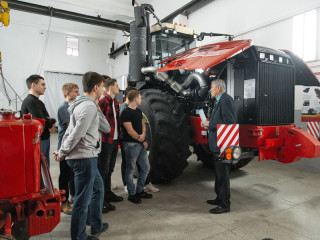 Благодаря индустриальному партнеру пополнился учебный парк современной отечественной сельхозтехники Алтайского государственного аграрного университета