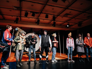 В Молодежном театре Алтая прошли премьерные показы спектакля «Ноябрьский зов»