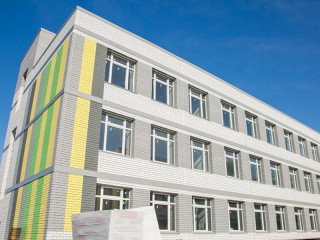 Порядка 500 миллионов рублей направили на строительство пристроя к школе в пригороде столицы Алтайского края