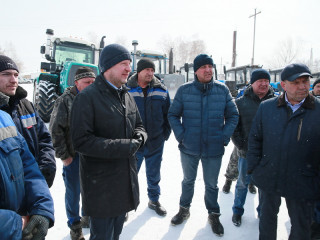 Губернатор Виктор Томенко проверил готовность к посевной в одном из передовых хозяйств Алтайского края