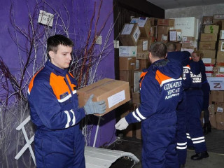 Автомобили и гуманитарный груз для земляков отправили из Алтайского края в зону СВО