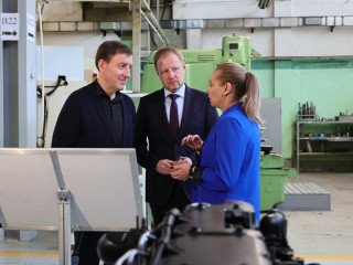 Губернатор Виктор Томенко и первый зампредседателя Совета Федерации Андрей Турчак встретились с коллективом Алтайского завода прецизионных изделий