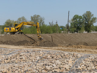 Губернатор Алтайского края Виктор Томенко проинспектировал ход строительства защитной дамбы в Краснощеково и готовность муниципалитета к пожароопасному сезону