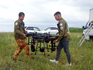 Первый в России студотряд операторов дронов проводит обработку полей в Курьинском районе Алтайского края