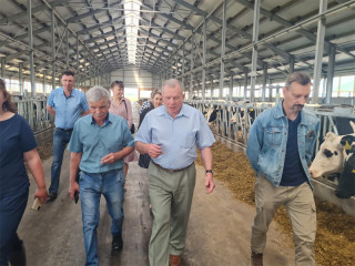 Депутат Госдумы Иван Лоор посетил строящийся животноводческий комплекс в Алтайском крае
