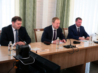 Губернатор Алтайского края и директор Петербургского тракторного завода обсудили перспективы сотрудничества