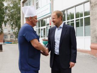 Губернатор Алтайского края Виктор Томенко сообщил о новых выплатах медикам