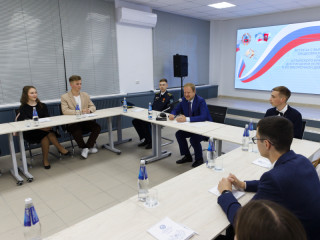 Губернатор Виктор Томенко обсудил профессии будущего с лучшими выпускниками школ Алтайского края